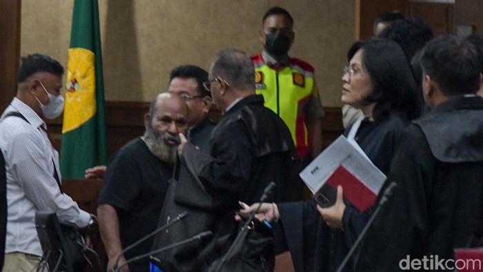 Sidang kasus suap dan gratifikasi Rp 46,8 miliar Gubernur Papua nonaktif, Lukas Enembe, kembali digelar. Sidang digelar setelah masa pembantaran Lukas selesai.