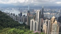 Pada musim panas seperti bulan Juli ini Victoria Peak ramai dikunjungi pelancong baik itu lokal maupun mancanegara.