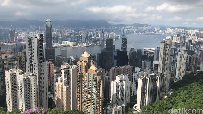 Victoria Peak Hong Kong Victoria Peak berada di ketinggian 552 menjadi salah satu puncak tertinggi di Hong Kong, nama lainnya adalah Mount Austin tapi kalau warga lokal menyebutnya The Peak saja alias puncak.