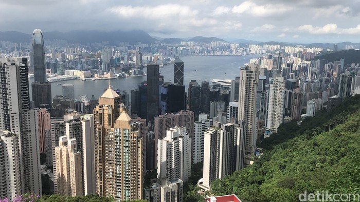 Victoria Peak Hong Kong Victoria Peak berada di ketinggian 552 menjadi salah satu puncak tertinggi di Hong Kong, nama lainnya adalah Mount Austin tapi kalau warga lokal menyebutnya The Peak saja alias puncak.