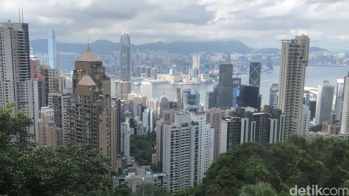 Victoria Peak Hong Kong Victoria Peak berada di ketinggian 552 menjadi salah satu puncak tertinggi di Hong Kong, nama lainnya adalah Mount Austin tapi kalau warga lokal menyebutnya The Peak saja alias puncak.