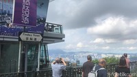 Ada dua cara untuk menikmati pemandangan di Victoria Peak, pertama di siang hari seperti di foto ini, atau di malam hari untuk melihat kemilau cahaya pencakar langit.