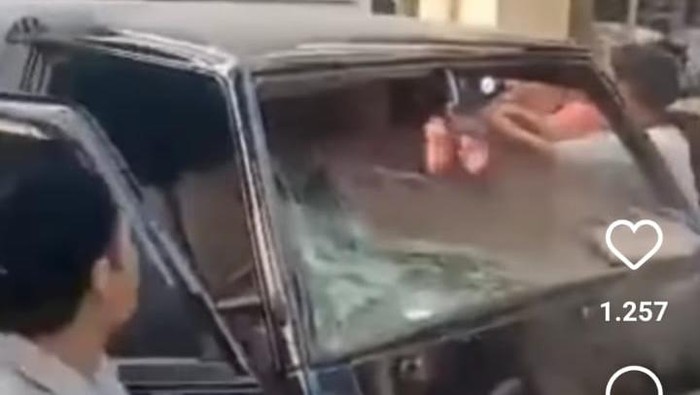 Video viral mobil pikap boks dirusak sopir dihajar massa di Surabaya.