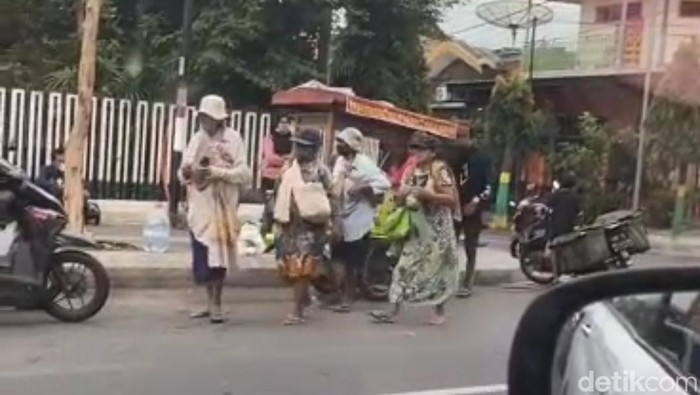 Video viral rombongan pengemis disebut diantar jemput naik mobil masuk Kota Madiun.