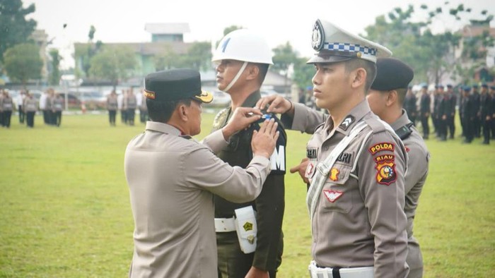 Wakapolda Brigjen Rahmadi saat menyematkan tanda Operasi Patuh Lancang Kuning (Foto: Istimewa)