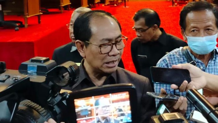 Wakil Bupati Badung I Ketut Suiasa menjelaskan soal Silpa Rp 1 triliun usai rapat paripurna laporan pertanggungjawaban APBD Badung 2022 di DPRD, Senin (10/7/2023). (Agus Eka/detikBali)