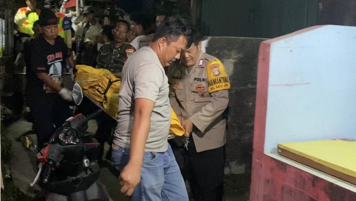 Wanita Tewas Tertabrak Kereta di Perlintasan Liar Ratu Jaya Depok (Devi-detikcom)