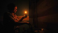 Warga setempat menyebutkan, sebanyak 86 kepala keluarga (KK) atau sekitar 300 jiwa lebih, warga di desa yang hanya berjarak belasan kilometer dari pusat pemerintahan Kabupaten Tanjung Jabung Timur itu belum mendapatkan layanan listrik. 
