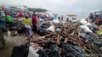 Potret Ribuan Warga Lampung Bersihkan Pantai Sukaraja Bareng Pandawara