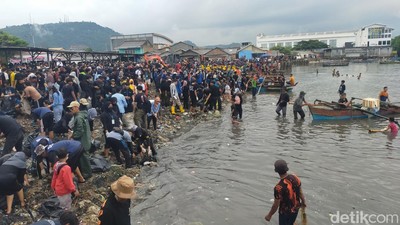 Potret Ribuan Warga Lampung Bersihkan Pantai Sukaraja Bareng Pandawara