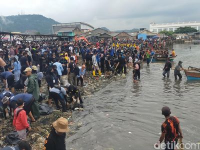 Potret Ribuan Warga Lampung Bersihkan Pantai Sukaraja Bareng Pandawara