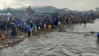 Potret Ribuan Warga Lampung Bersihkan Pantai Sukaraja Bareng Pandawara