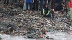 Potret Ribuan Warga Lampung Bersihkan Pantai Sukaraja Bareng Pandawara