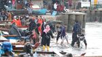 Potret Ribuan Warga Lampung Bersihkan Pantai Sukaraja Bareng Pandawara