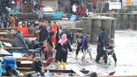 Warga Bandar Lampung ramai-ramai ikut membersihkan sampah di Pantai Sukaraja, bersama Pandawara. 