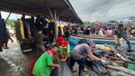 Potret Ribuan Warga Lampung Bersihkan Pantai Sukaraja Bareng Pandawara