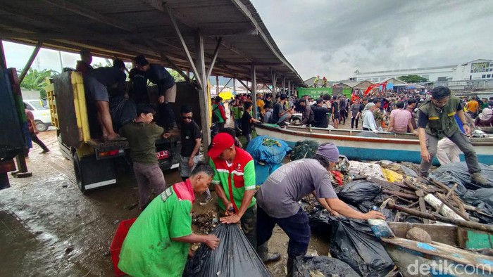 Warga bersihkan sampah di Pantai Sukaraja, Bandar Lampung, bareng Pandawara Group. (Tommy Saputra/detikSumbagsel)