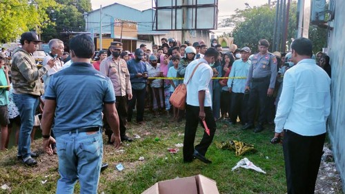 Warga di sekitar bantaran Kali Unus, Kecamatan Sandubaya, Kota Mataram, Nusa Tenggara Barat (NTB), digegerkan dengan penemuan mayat bayi perempuan pada Senin (10/7/2023). (Foto: Polsek Sandubaya)