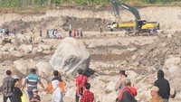 Sejumlah warga melakukan aksi demo aktivitas galian c di Jatisari, Sambi, Boyolali, Jawa Tengah, Senin (10/7/2023).
