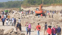 Dalam aksi tersebut warga setempat menginginkan pemberhentian aktivitas galian c tanah untuk uruk jalan tol.