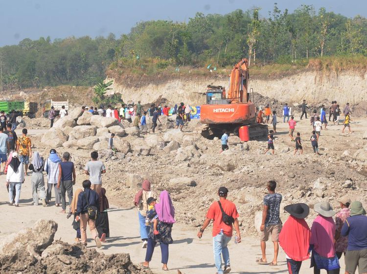 Potret Warga Ramai-ramai Tolak Galian C buat Tol