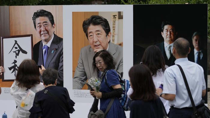 Warga Jepang Mengenang Satu Tahun Kematian Shinzo Abe People offer prayers for former Prime Minister Shinzo Abe at Zojoji temple in Tokyo, Japan, Saturday, July 8, 2023. Japan marked first anniversary of the death of Abe who was shot while giving an outdoor campaign speech.(AP Photo/Shuji Kajiyama)