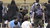 Setelah upacara berakhir, masyarakat diperkenankan untuk memberikan bunga sebagai bentuk penghormatan kepada PM Jepang terlama itu.  