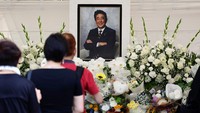Shinzo Abe dikenang karena upayanya dalam melawan deflasi selama bertahun-tahun dengan kebijakan ekonomi yang melibatkan pelonggaran moneter, stimulus fiskal, dan deregulasi. REUTERS/Issei Kato  