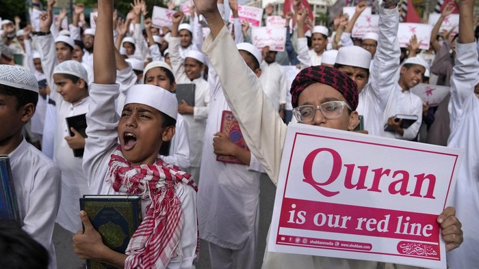 Warga Pakistan Mengecam Keras Pembakaran Al-Qur'an di Swedia Muslim protesters chant slogans during a rally to denounce the burning of the Islamic holy book 'Quran' that took place in Sweden, in Lahore, Pakistan, Sunday, July 9, 2023. (AP Photo/K.M. Chaudary)