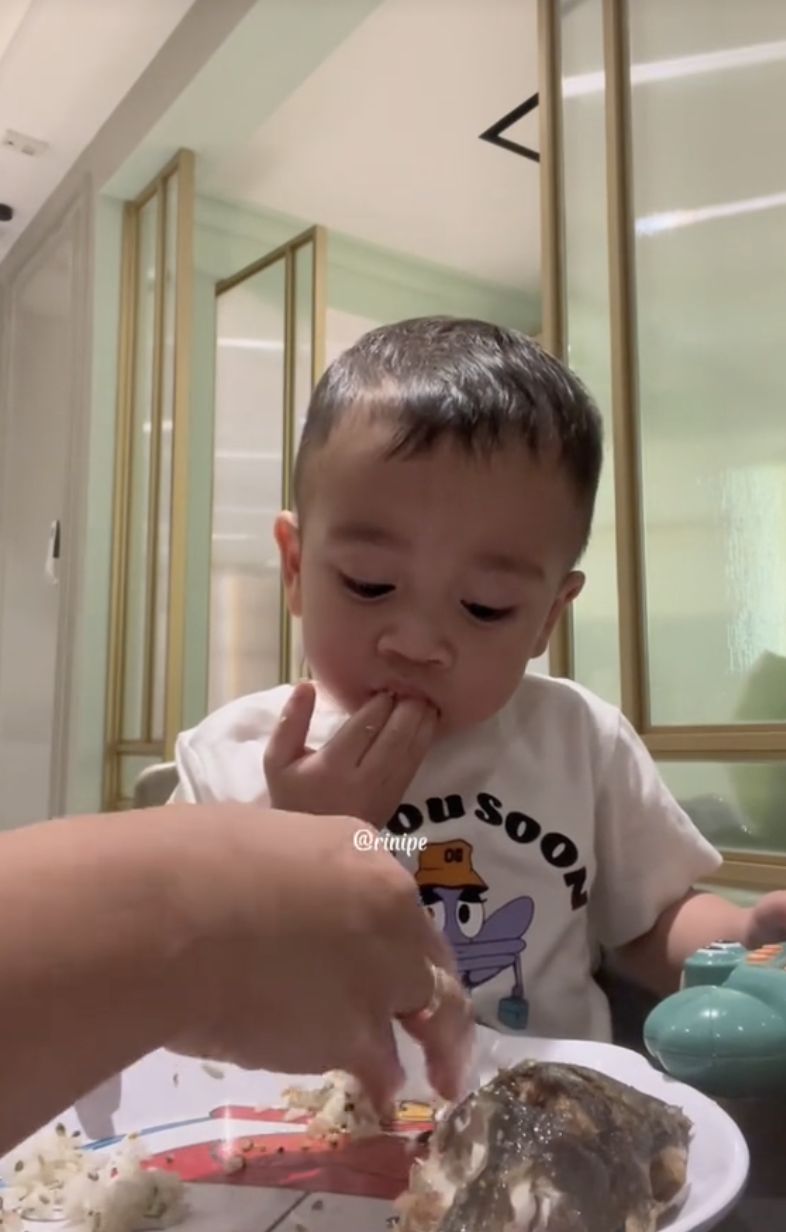 5 Momen Makan Rayyanza 'Cipung' yang Viral, Bikin Ngiler!