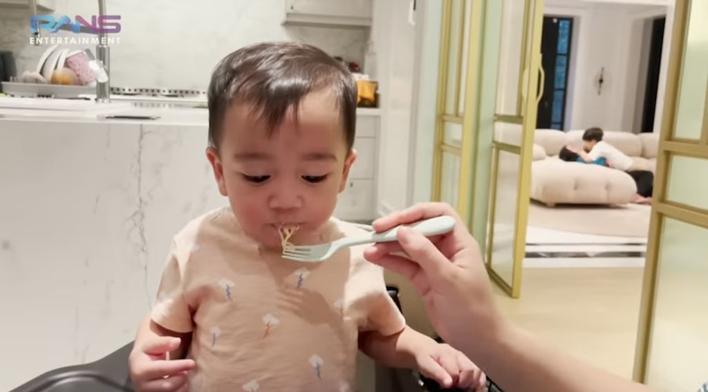 5 Momen Makan Rayyanza 'Cipung' yang Viral, Bikin Ngiler!