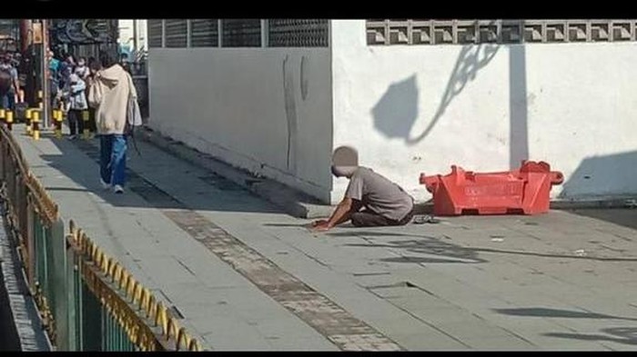Viral seorang pengemis pura-pura lumpuh di kawasan Sarkem, Jogja. Pengemis itu juga pura-pura bisu untuk memancing rasa iba pejalan kaki saat melihatnya.