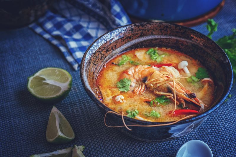 Sup Tom Yum Goong Nam Kon Thai dengan Udang, Jamur Enoki, dan Cabai Segar