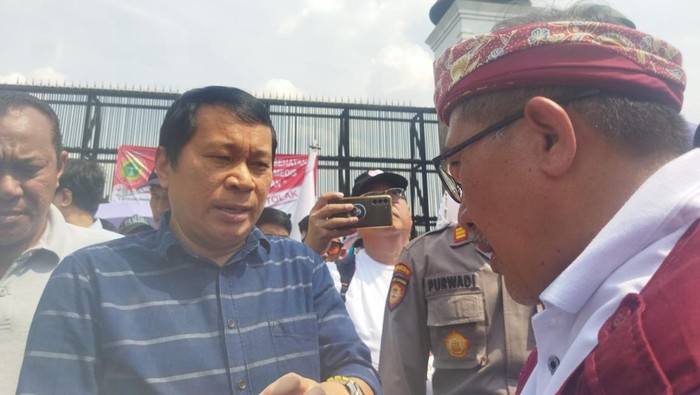 Anggota Fraksi Partai Demokrat DPR Santoso saat menemui demonstran tolak RUU Kesehatan.
