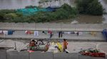 Korban Banjir India Manfaatkan Flyover untuk Mengungsi