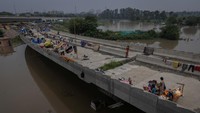 Begini penampakan flyover di Delhi yang dimanfaatkan warga untuk mengungsi dari Banjir, Selasa (11/7/2023).
