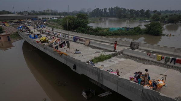 Korban Banjir India Manfaatkan Flyover untuk Mengungsi