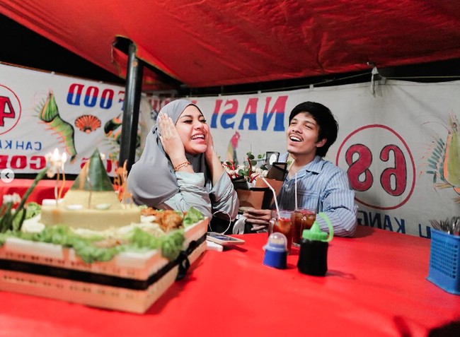 Ada momen di mana Atta memberikan hadiah berupa buket yang berisi kumpulan bawang putih dan cabai. Tentu hal ini menjadi kado yang tidak biasa bagi Aurel. Foto: Instagram @attahalilintar