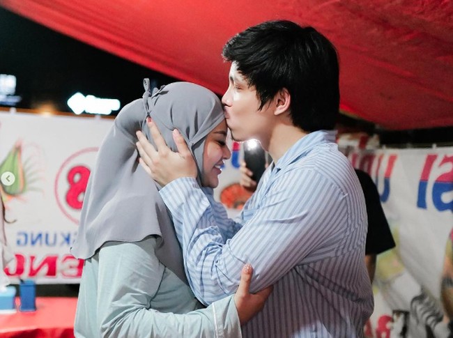 Meski di warung tenda, keduanya tetap berbagi momen kemesraan dengan Atta mencium kening Aurel. “Happy birthday my lovely pregnant wife,tulis Atta di Instagram. Foto: Instagram @attahalilintar