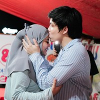 Meski di warung tenda, keduanya tetap berbagi momen kemesraan dengan Atta mencium kening Aurel. “Happy birthday my lovely pregnant wife,tulis Atta di Instagram. Foto: Instagram @attahalilintar