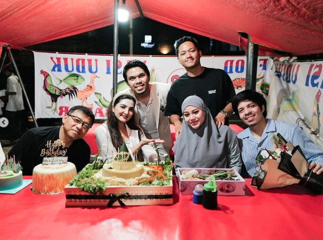 Tidak hanya berdua, keluarga Hermansyah juga turut memeriahkan suasana. Anang, Ashanty, kakak dan adik mereka juga hadir di acara ulang tahun Aurel. Foto: Instagram @attahalilintar