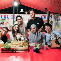 Tidak hanya berdua, keluarga Hermansyah juga turut memeriahkan suasana. Anang, Ashanty, kakak dan adik mereka juga hadir di acara ulang tahun Aurel. Foto: Instagram @attahalilintar