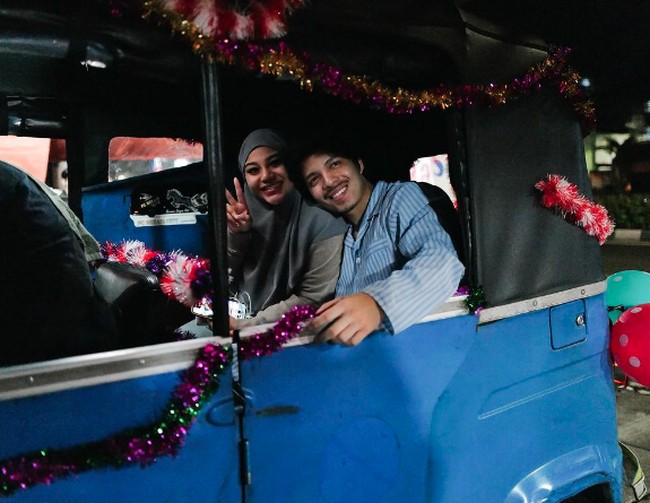 Di samping itu, mereka terlihat pergi menggunakan bajaj. Aurel naik bajaj untuk merayakan momen ulang tahunnya didampingi Atta yang juga memakai piyama. Foto: Instagram @attahalilintar