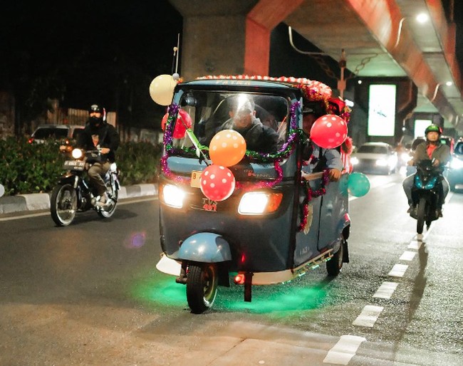 Bajaj yang kendarai Aurel dan Atta tampak dihias menggunakan balon dan rumbai metalik sehingga tampak semarak. Foto: Instagram @attahalilintar