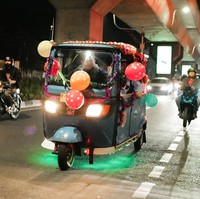 Bajaj yang kendarai Aurel dan Atta tampak dihias menggunakan balon dan rumbai metalik sehingga tampak semarak. Foto: Instagram @attahalilintar