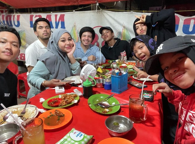 Selain keluarga Hermansyah, keluarga gen Halilintar juga ikut merayakana ulang tahun Aurel. Foto: Instagram @attahalilintar    