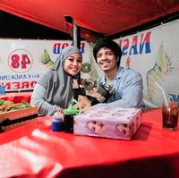 Aurel dan Atta merayakan momen ulang tahun di warung tenda pinggir jalan. Keduanya berpose di sebuah warung nasi uduk dan seafood. Foto: Instagram @attahalilintar