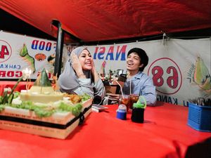 Lucu! Atta Halilintar Rayakan Ulang Tahun Aurel di Warung Seafood Tenda