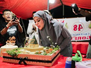 8 Potret Aurel Hermansyah Rayakan Ultah ke-25 di Warung Tenda Pinggir Jalan