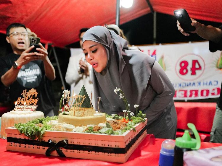 8 Potret Aurel Hermansyah Rayakan Ultah ke-25 di Warung Tenda Pinggir Jalan